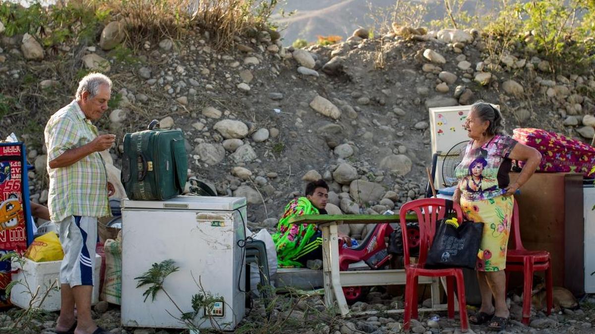 
Un grupo de personas descansa con sus pertenencias una vivienda improvisada luego de cruzar el río Tachira, que divide a Venezuela y Colombia, el sábado en el sector “La Parada” cerca a Cúcuta, Colombia. 
