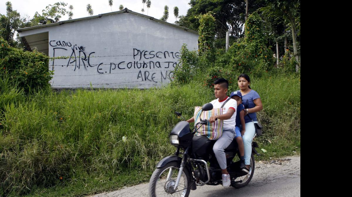 
 Una familia pasa frente a un mural alusivo a la guerrilla de las FARC el martes 12 de mayo de 2015, en zona rural de Caldono, Cauca (Colombia). 
