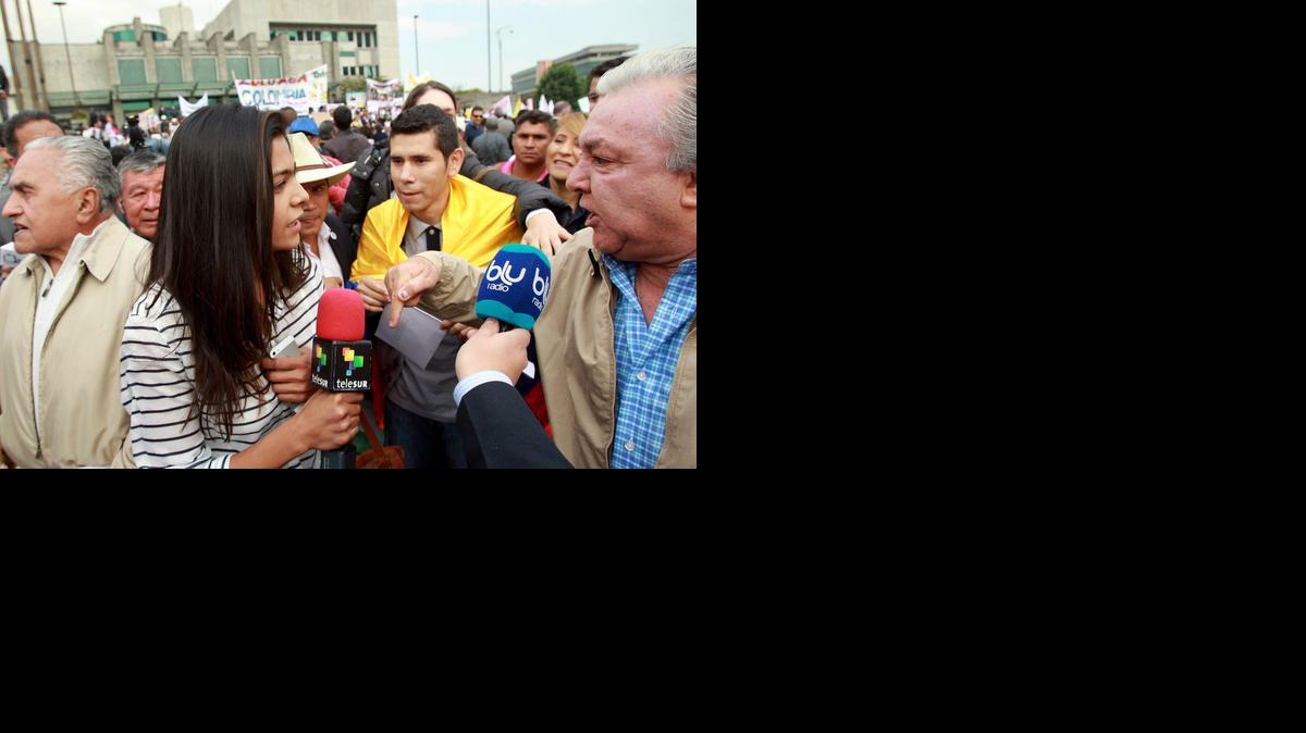 
Natalia Parada, reportera de Telesur, fue agredida física y verbalmente durante una manifestación de seguidores del ex presidente Alvaro Uribe, en Bogotá, Colombia.
