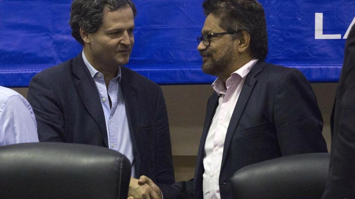 Iván Márquez, jefe negociador de las FARC (der.), y el Alto Comisionado de la Paz del gobierno colombiano, Sergio Jaramillo, se saludan a mediados de enero, en La Habana.