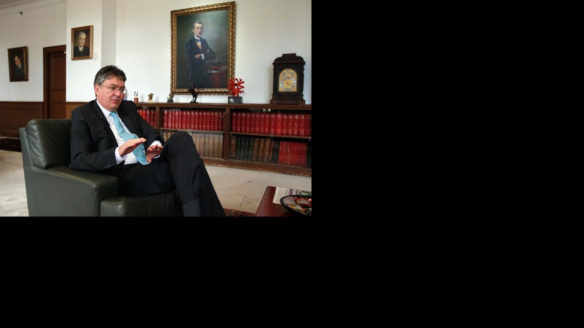
El ministro de Hacienda y Crédito Público de Colombia, Mauricio Cárdenas, habla en Bogotá sobre la nueva estrategia presupuestaria de su país dirigida a financiar las inversiones que va a requerir el postconflicto.
