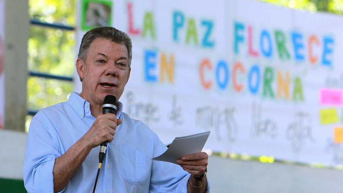 El presidente de Colombia, Juan Manuel Santos, habla durante un acto de presentación de municipios libres de sospecha de minas antipersona el jueves 17 de agosto de 2017, en Cocorná (Colombia).