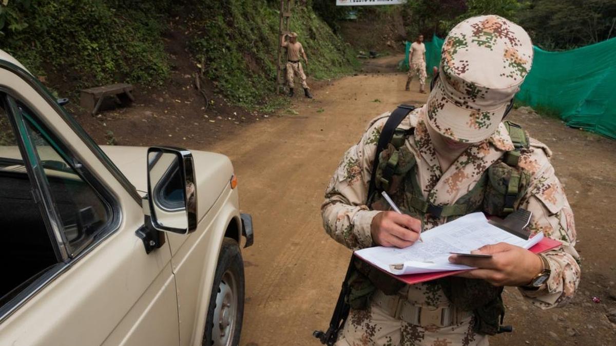 Un soldado colombiano vigila una zona que fue controlada por las guerrillas.