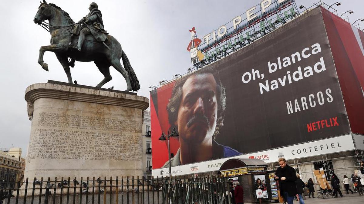 Cartel publicitario en la Puerta del Sol de Madrid de la serie “Narcos” de Netflix, con una imagen del actor (Wagner Moura) que da vida al narcotraficante Pablo Escobar y el lema “Oh, blanca Navidad”, cuya retirada ha pedido la ministra de Exteriores de Colombia, María Ángela Holguín.