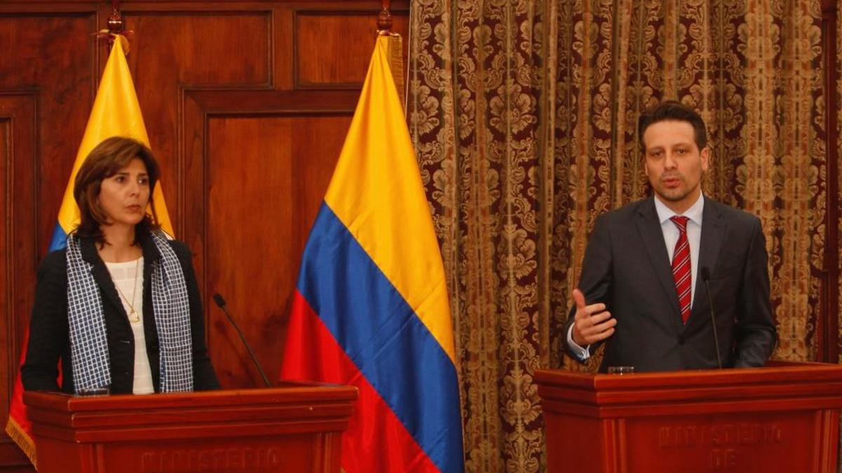 El ministro ecuatoriano de Relaciones Exteriores, Guillaume Long (d), y su homóloga colombiana, María Ángela Holguín (i), participan en una conferencia de prensa después de su encuentro el jueves 19 de enero de 2017, en Quito, Ecuador. Los cancilleres de reunieron para intercambiar información sobre el proceso de paz en Colombia y sus repercusiones en Ecuador.