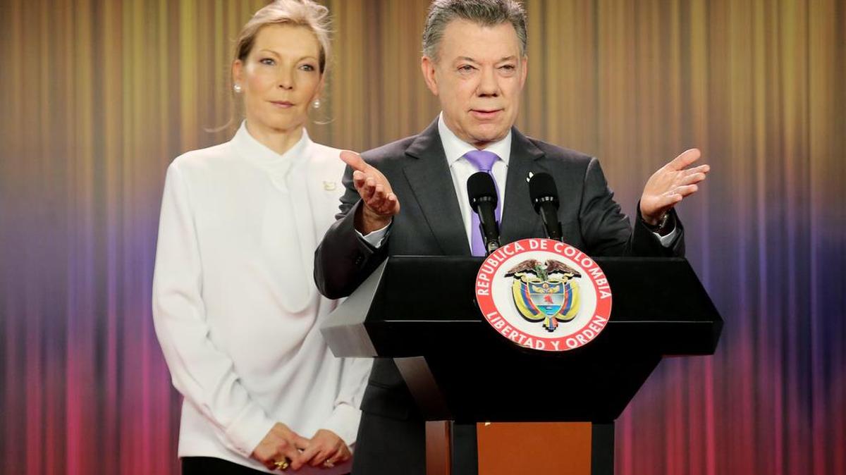 El presidente de Colombia, Juan Manuel Santos junto a su esposa, María Clemencia Rodríguez (i),en declaraciones a la prensa hoy, viernes 7 de octubre de 2016, en la Casa de Nariño de Bogotá (Colombia).