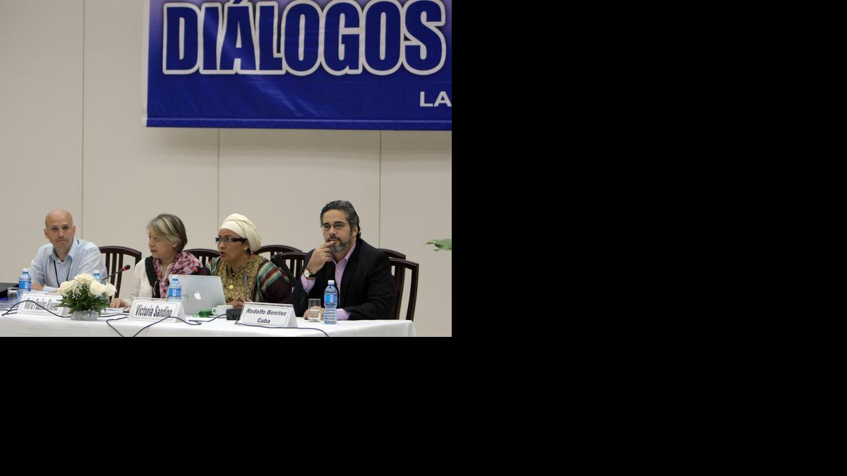 
La representante del gobierno colombiano María Paulina Riveros (2 izq.) y la representante de las Fuerzas Armadas Revolucionarias de Colombia (FARC), Victoria Sandino (2 der.), participan el viernes en la comisión de género en el marco del diálogo de paz, en Cuba.
