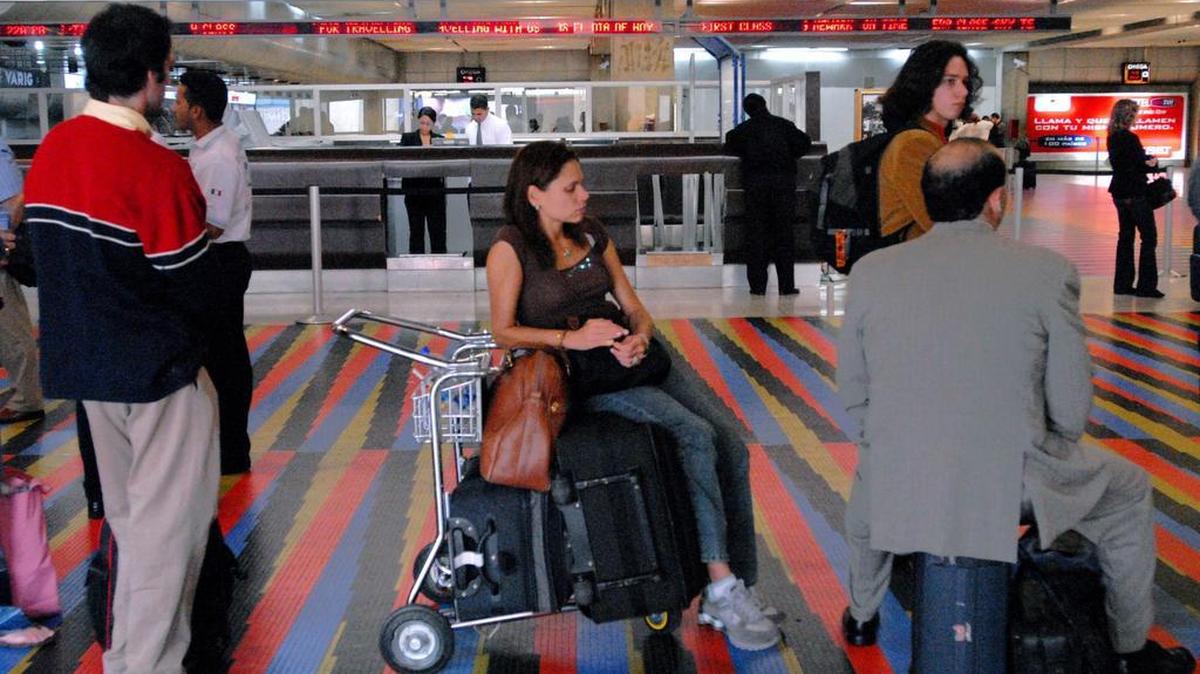 Algunos pasajeros venezolanos forman fila frente al mostrador de Continental Airlines en el aeropuerto Simón Bolívar en Maiquetía, en las afueras de Caracas, el 24 de febrero del 2006.