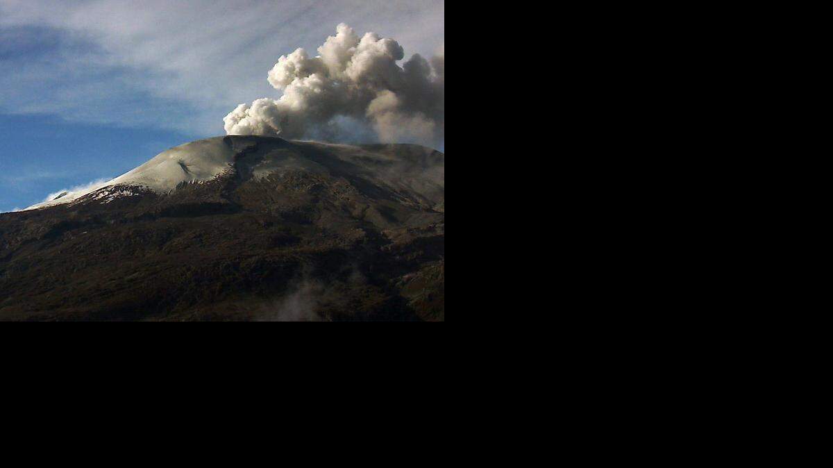 
El volcán Nevado del Ruiz, en la frontera de los departamentos colombianos de Caldas y Tolima, lanza humo en el 2012. 
