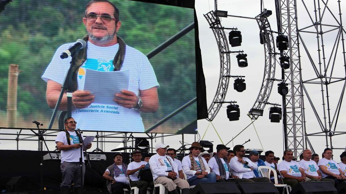 El líder de las FARC, Rodrigo Londoño Echeverri, alias "Timochenko" (i), abrió de manera oficial el sábado 17 de septiembre de 2016, la Décima Conferencia Guerrillera en la que ratificarán el acuerdo de paz alcanzado con el Gobierno colombiano, en el Diamante (Colombia).