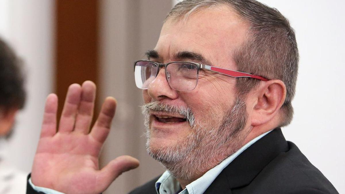 Fotografía de archivo fechada el 25 de noviembre de 2016 que muestra al máximo líder de las FARC, Rodrigo Londoño, alias "Timochenko", durante una rueda de prensa en Bogotá (Colombia).