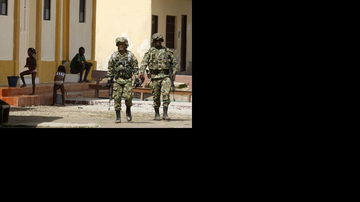 
Miembros del Ejército de Colombia patrullan el corregimiento de Las Mercedes, en el departamento occidental del Chocó (Colombia), hoy, martes 18 de noviembre de 2014, donde fue secuestrado el pasado domingo el general Rubén Darío Alzate y dos personas que le acompañaban por parte de la guerrilla de las FARC. El caso motivó que el presidente, Juan Manuel Santos, suspendiera la madrugada del lunes los diálogos de paz con las FARC en Cuba, que mañana cumplirán dos años.
