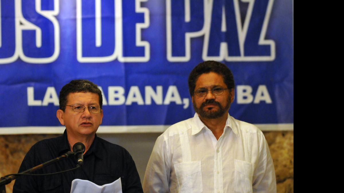 
Los guerrilleros de las FARC, Pablo Catatumbo, e Iván Márquez, lee un comunicado en el 2013, en La Habana, tras finalizar un ciclo de las conversaciones para tratar de llegar a un acuerdo de paz con el gobierno de Colombia. 
