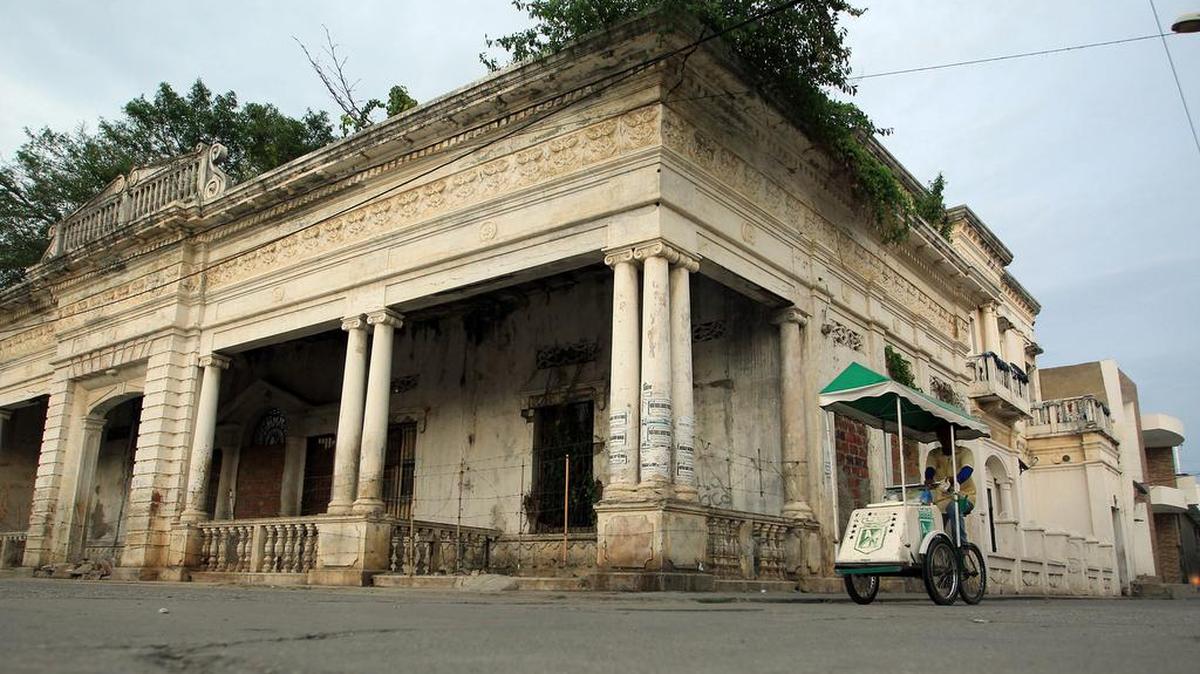 Fotografía del 23 de abril de 2016 de la "Casa del Diablo" en Ciénaga (Colombia). La edificación está en ruinas pero aún así conserva su encanto, el mismo que desde que se inició su construcción en 1916 y que fascina a los habitantes de Ciénaga, ciudad colombiana frente al mar Caribe que vivió la bonanza y la tragedia de la multinacional bananera United Fruit Company.