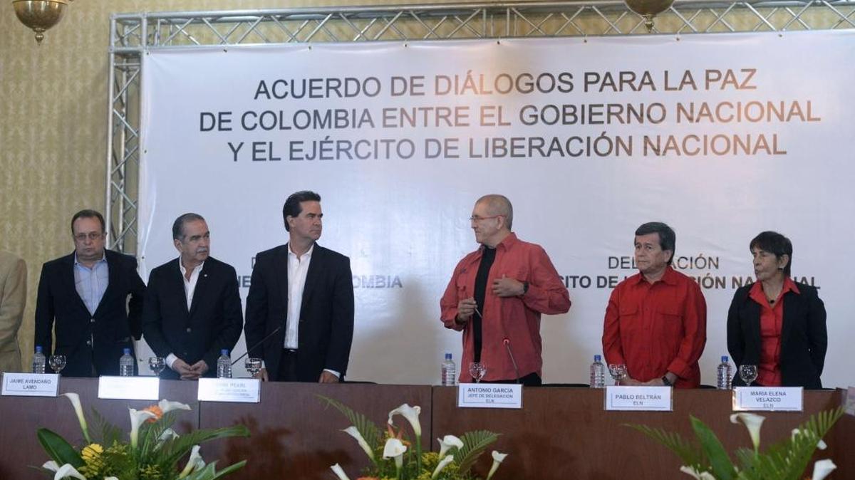 Los negociadores principales del gobierno de Colombia y la guerrilla del ELN del país, Frank Pearl (3-i) y Eliecer Herlinton Chamorro Acosta, alias Antonio García (3-d) respectivamente, en el Ministerio de Asuntos Exteriores en Caracas el 30 de marzo de 2016, a medida que empiezan las negociaciones de paz.