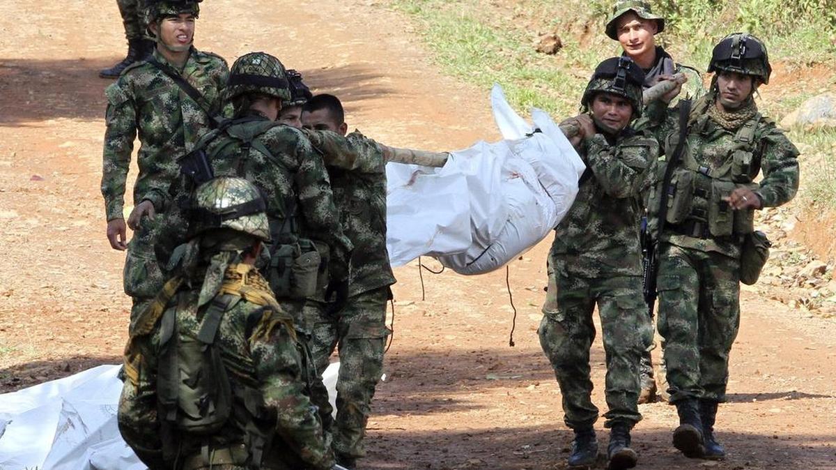 Foto de archivo de soldados colombianos cargando el cuerpo de un compañero muerto por la guerrilla de las FARC, en marzo de 2015. Medios colombianos reportaron la muerto de un soldado el viernes a manos de guerrilleros del ELN.