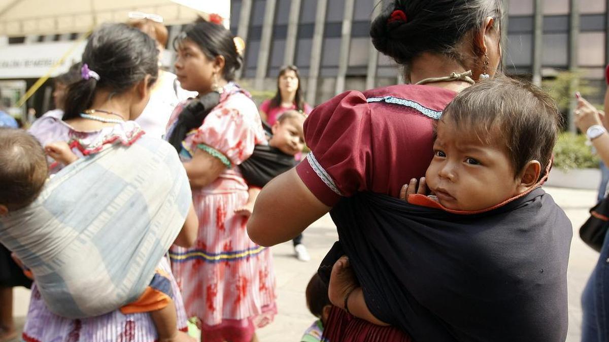 
Indígenas de la comunidad Emberá Katío cargan a sus hijos hoy, viernes 31 de julio de 2015, durante la jornada "La Gran Lactada", en Medellín (Colombia). El evento hace parte de la Semana Mundial de la Lactancia Materna que se celebra en su versión 23 bajo el lema "Amamantar y Trabajar, Logremos que sea Posible". 
