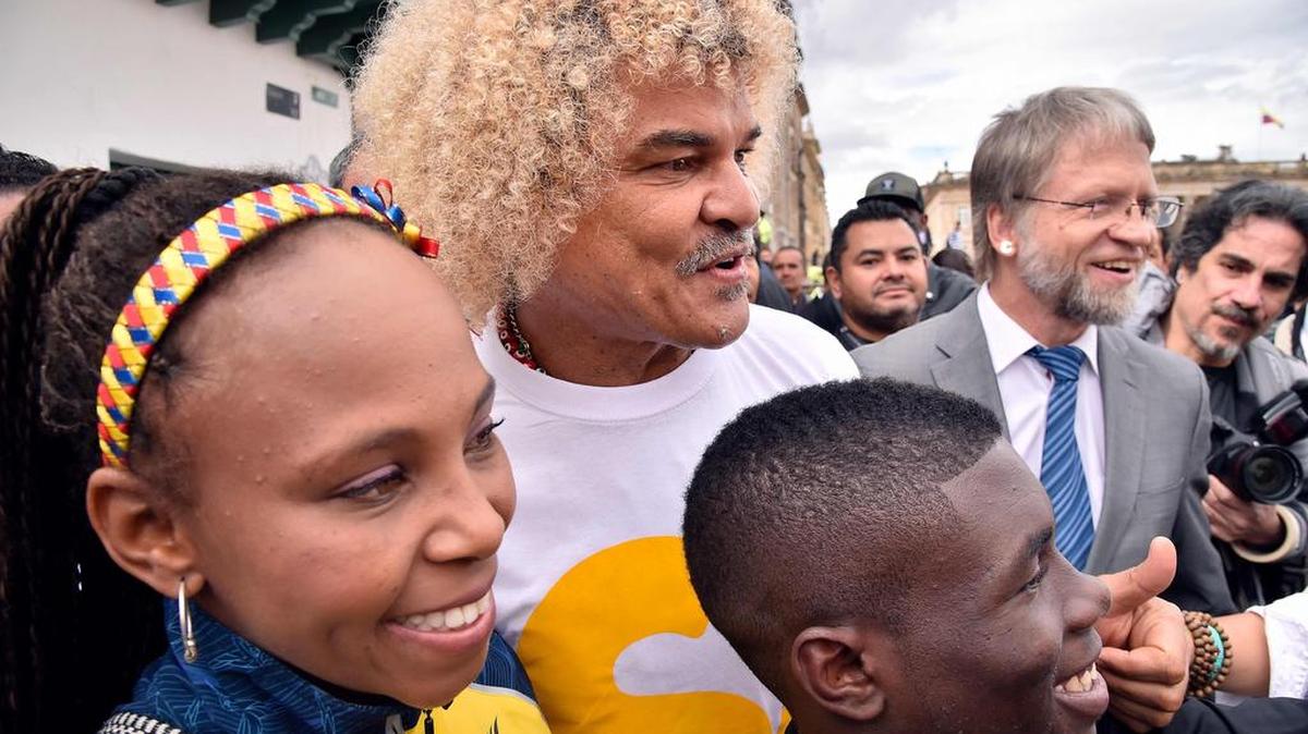 Carlos “Pibe” Valderrama posa para una foto.