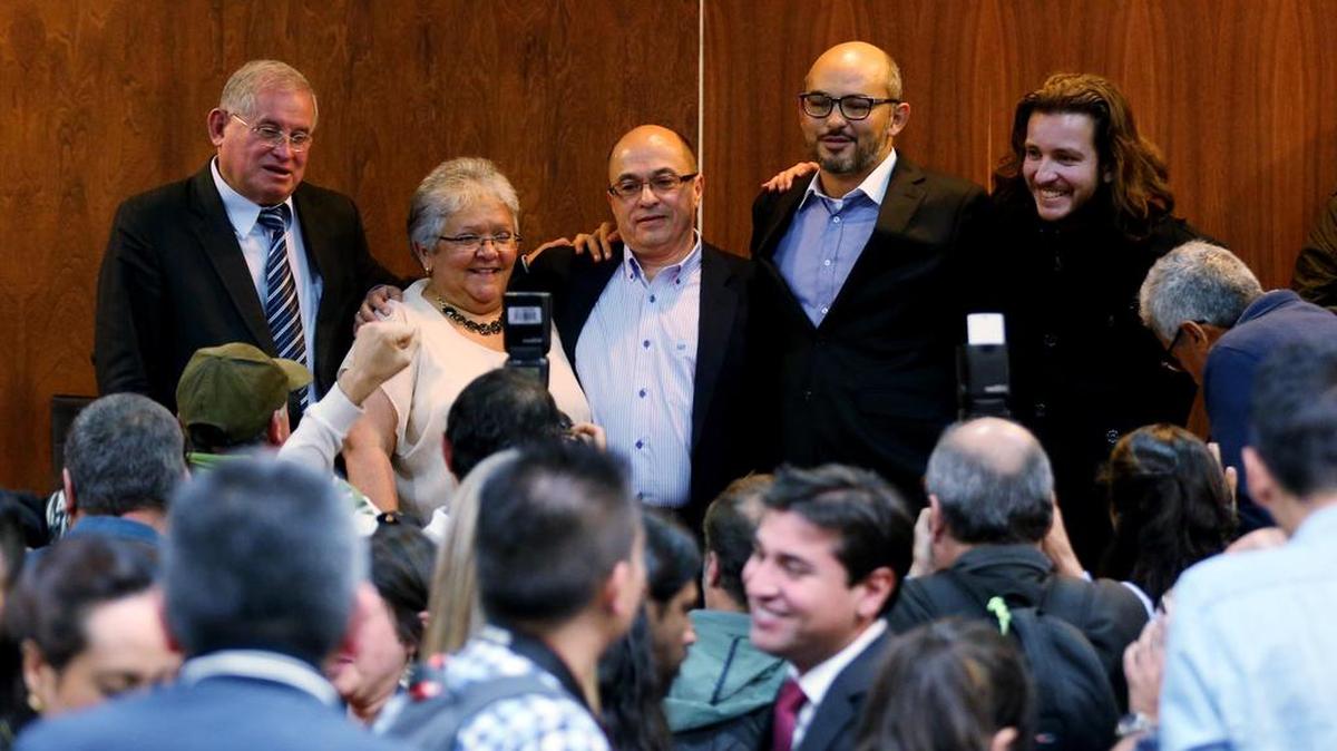 De izq a der: Los voceros de la agrupación política Voces de Paz, Pablo Cruz, Imelda Daza, Jairo Estrada, Francisco Tolosa y Jairo Rivera, participan el jueves durante una rueda de prensa luego de la inscripción de su agrupación política ante el Concejo Nacional Electoral, en Bogotá, Colombia.