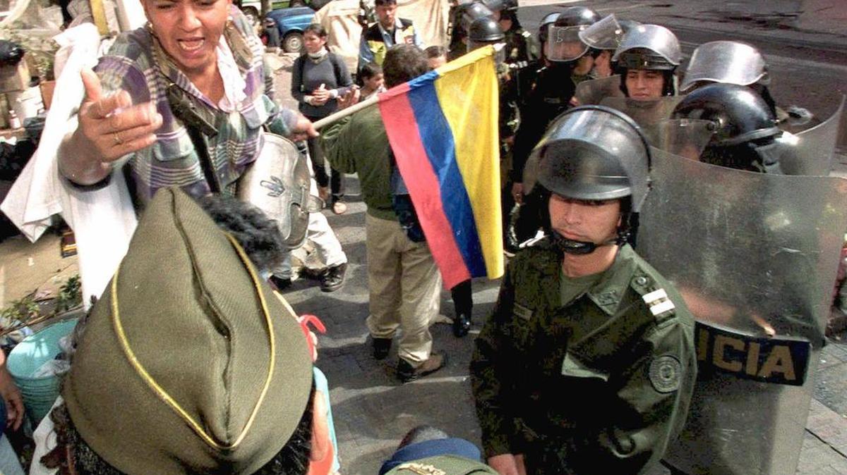 Fotografía de archivo de una campesina desplazada del sur del Tolima por el conflicto armado en Colombia, protestando frente a la sede de la Cruz Roja Internacional en Bogota, el 4 de enero de 2000.