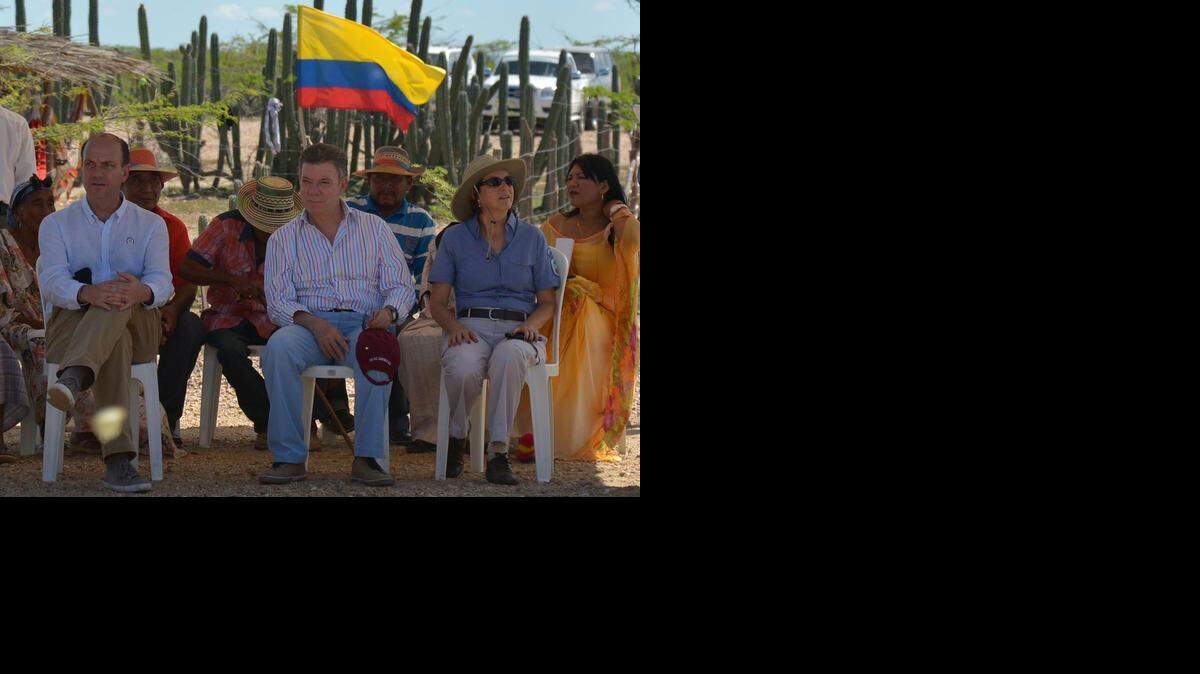 
Juan Manuel Santos, presidente de Colombia (cen.), asiste a una ceremonia el sábado pasado. El mandatario colombiano afirmó el miércoles el 2014 será recordado como un ‘año en que la esperanza revivió en nuestro país’.
