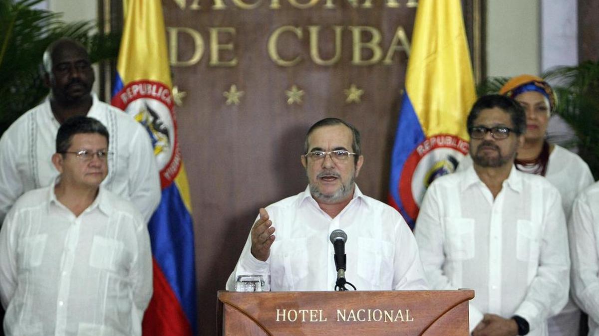 El líder de las FARC, Rodrigo Londoño Echeverri, alias "Timochenko" (c), habla en La Habana, donde declaró el 28 de agosto de 2016, el alto el fuego definitivo, en vigor a partir de esta medianoche, y manifestó la "clara y definida vocación por la reconciliación" de la guerrilla tras el acuerdo de paz con el Gobierno colombiano logrado esta semana.