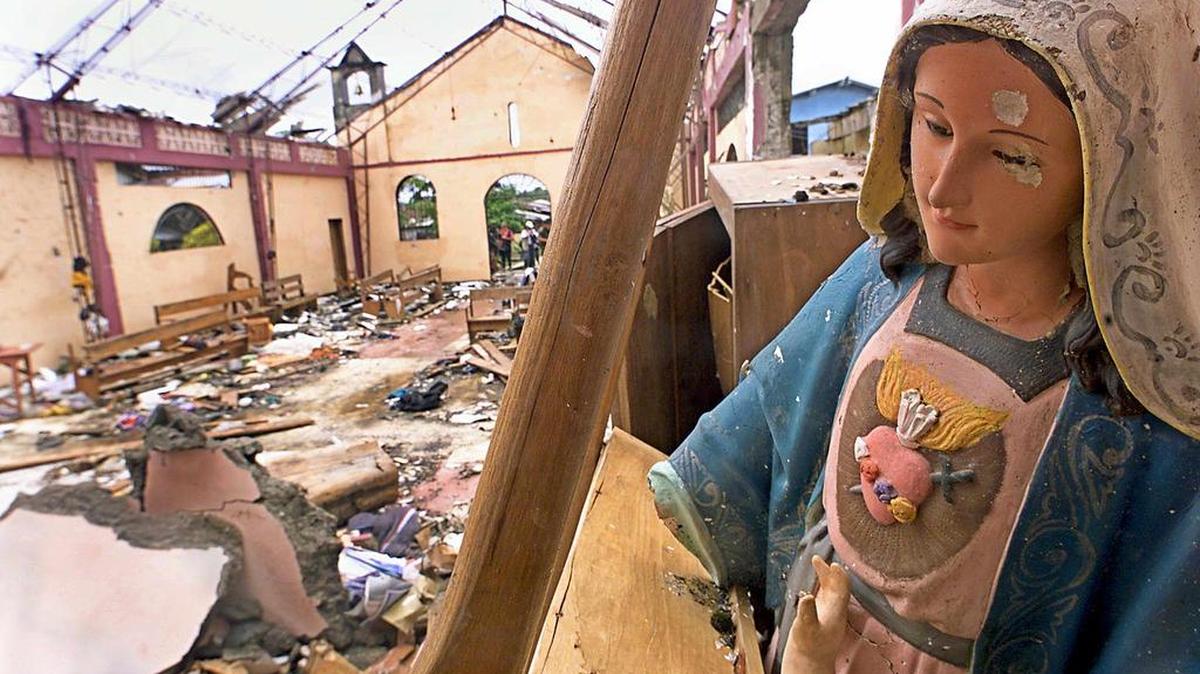 La imagen de una virgen semidestruida es vista en la iglesia de Bojaya, Choco, el 8 de mayo de 2002. Sobre la iglesia cayo un cilindro bomba matando a 119 civiles, durante los combates entre paramilitares de las Autodefensas Unidas de Colombia y guerrilleros de las FARC.