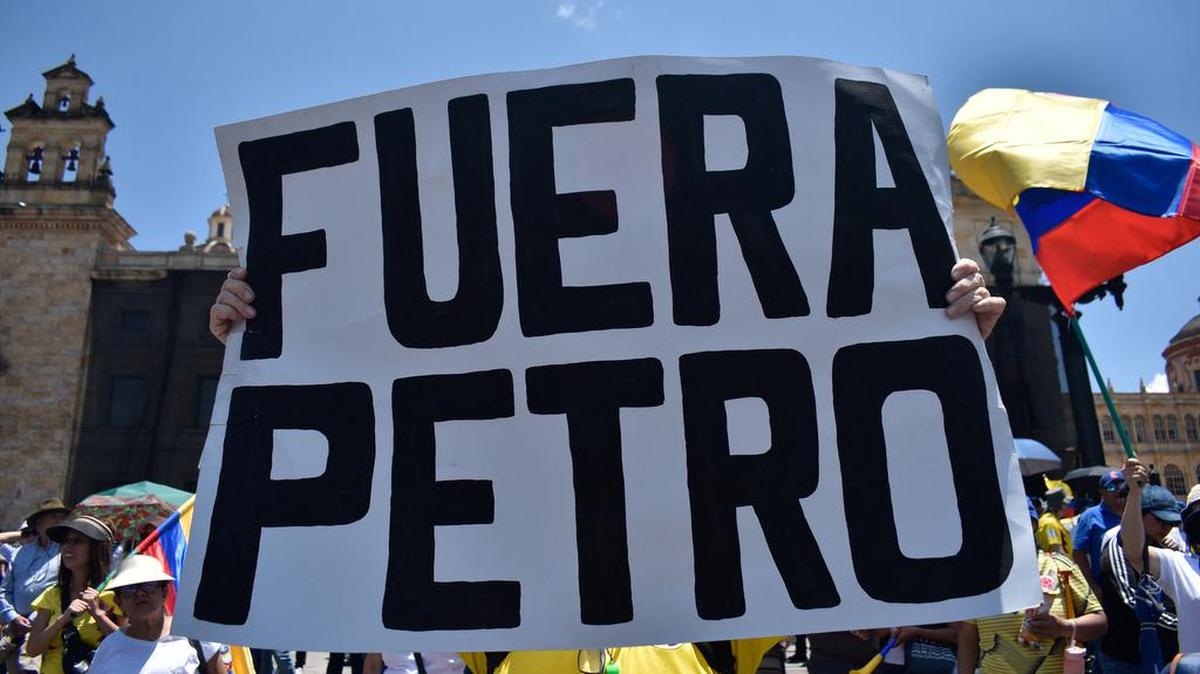 Los manifestantes sostienen banderas colombianas y carteles contra el gobierno durante una manifestación de oposición contra el presidente de Colombia Gustavo Petro y sus reformas, el 6 de marzo de 2024 en Bogotá, Colombia.