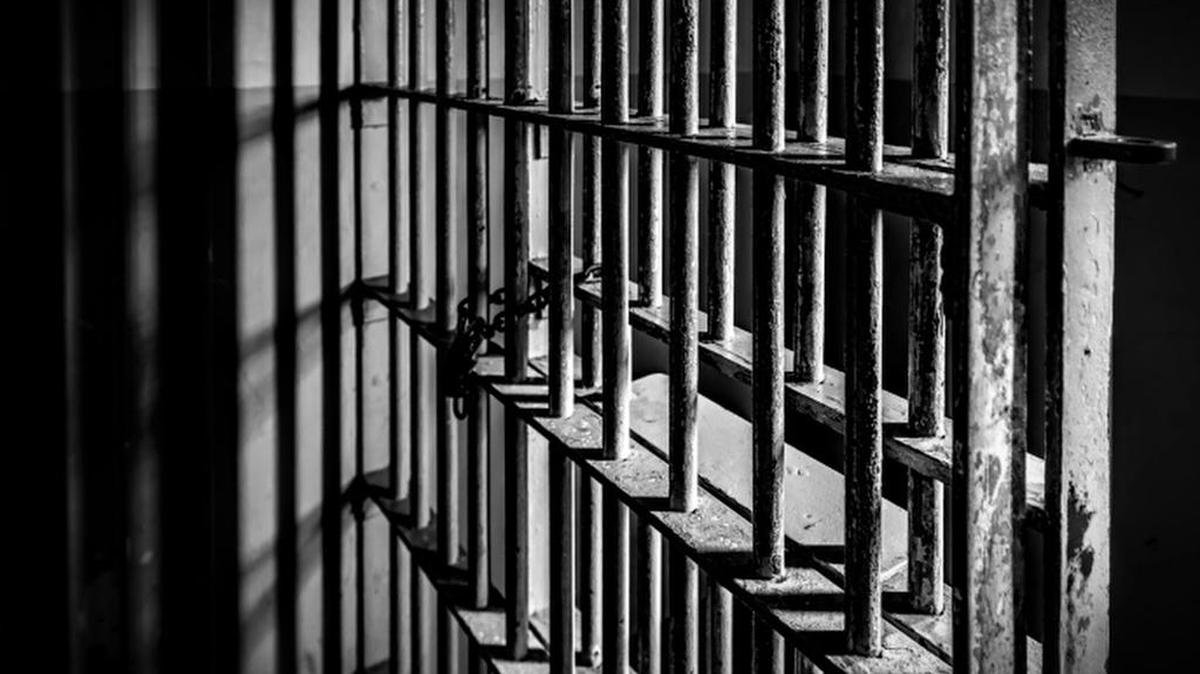 Más de 130 presidiarios escaparon en una de las fugas más numerosas de los últimos años en Filipinas después que presuntos rebeldes musulmanes tomaron una cárcel por asalto antes del amanecer del miércoles, dijeron autoridades.