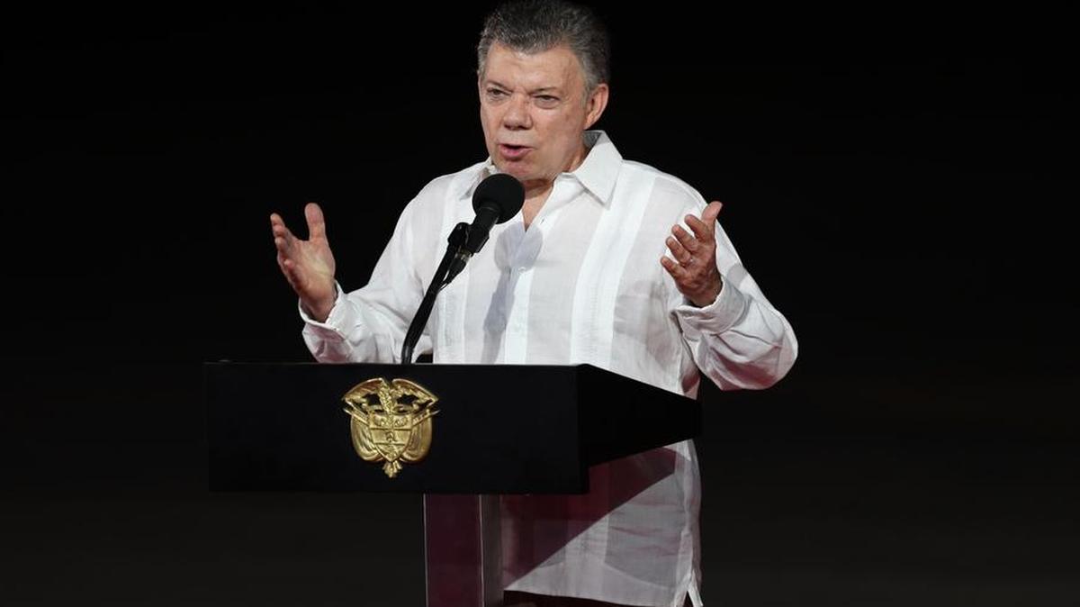 El presidente de Colombia, Juan Manuel Santos, pronuncia un discurso durante la despedida del papa Francisco el domingo 10 de septiembre de 2017, en el aeropuerto Rafael Núñez en Cartagena (Colombia).