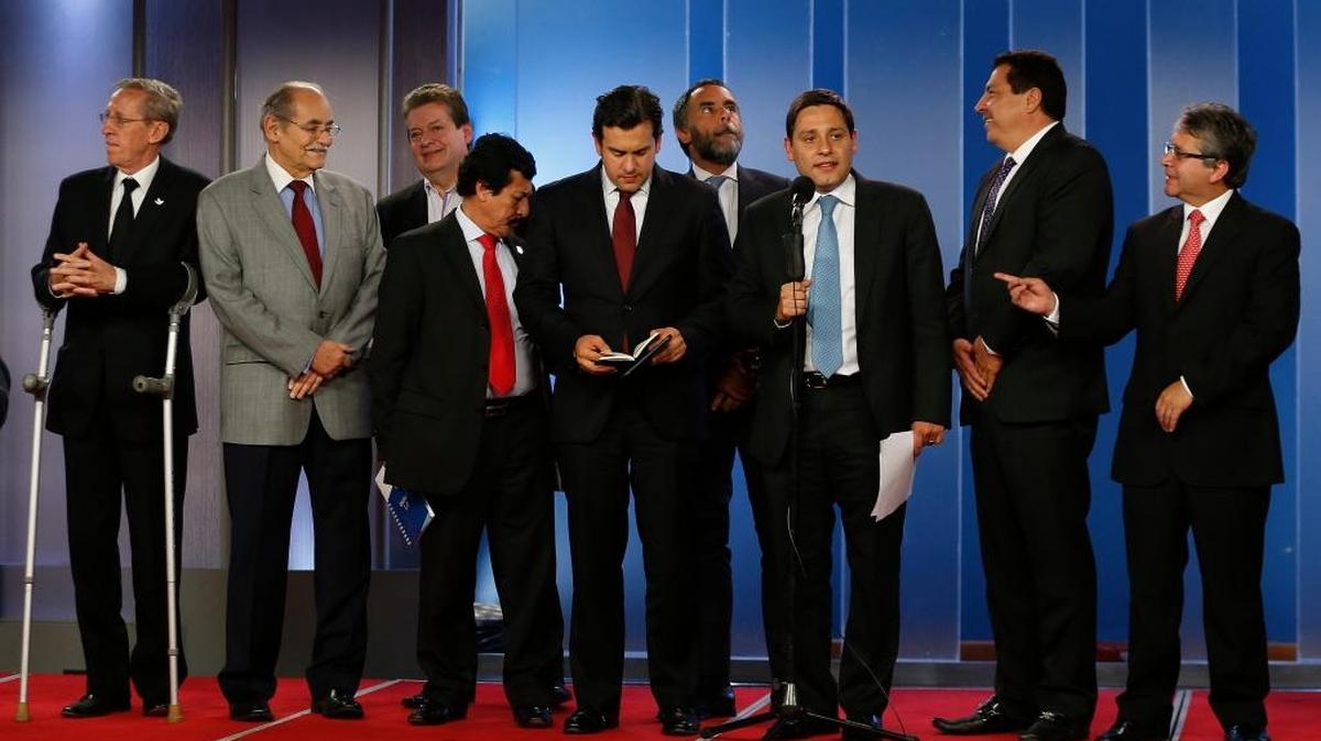 El presidente del Senado colombiano, Mauricio Lizcano, tercero desde la derecha, se prepara a leer un comunicado luego de reunirse con el presidente Juan Manuel Santos.
