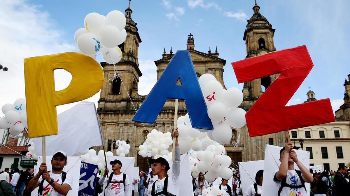 Cientos de personas se reúnen para disfrutar "El concierto de la paz" el lunes 26 de septiembre de 2016, en la Plaza de Bolívar de Bogotá (Colombia).