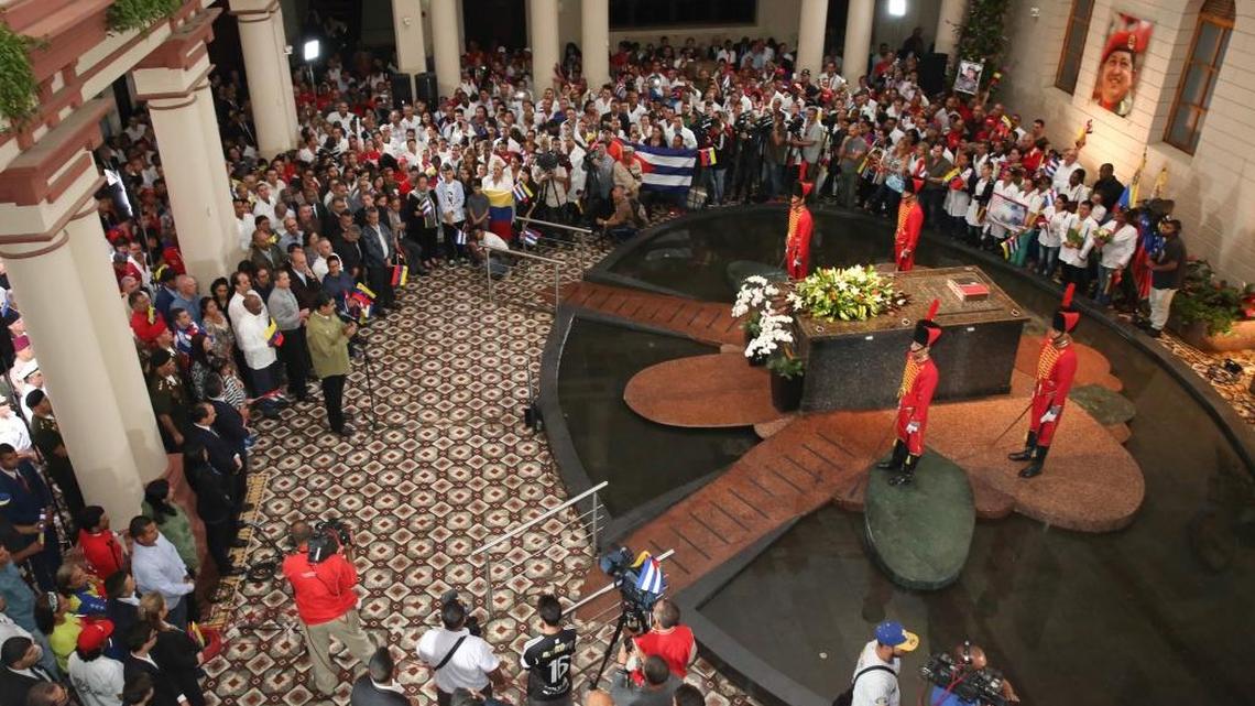 Fotografía cedida por prensa de Miraflores este sábado 26 de noviembre de 2016, del presidente de Venezuela Nicolás Maduro (i), durante un homenaje a Fidel Castro, desde el Cuartel de la Montaña, lugar donde reposan los restos del expresidente venezolano Hugo Chavez, en Caracas (Venezuela).