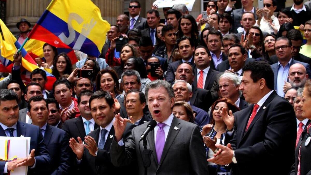 Santos (frente, segundo a la derecha) habla al Congreso al entregar el acuerdo de paz. Después de la firma del acuerdo, las FARC deben congregarse en zonas de concentración y entregar las armas en un plazo de seis meses.