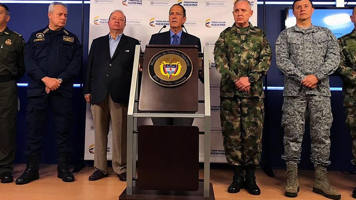 Una foto del Ministerio de Defensa de Colombia muestra al jefe de la delegación colombiana en las conversaciones de paz con el Ejército de Liberación Nacional (ELN), Juan Camilo Restrepo (C), en una conferencia de prensa acompañado por el ministro colombiano de Defensa Luis Carlos Villegas (2-L) en Bogotá, Colombia, 30 de septiembre de 2017.