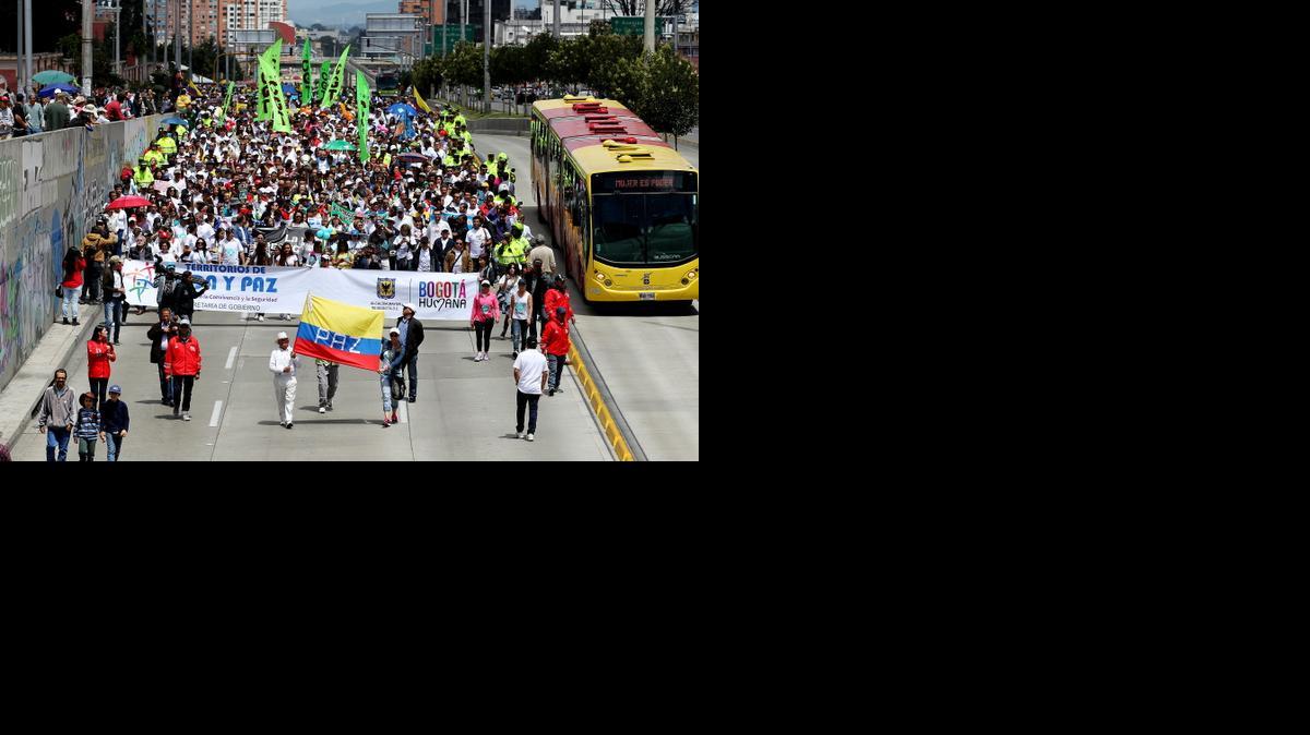 
Cientos de personas participan en la "Marcha por la Vida" hoy, domingo 8 de marzo de 2015, en Bogotá (Colombia). El evento se lleva a cabo también en otras urbes del país y el exterior. 
