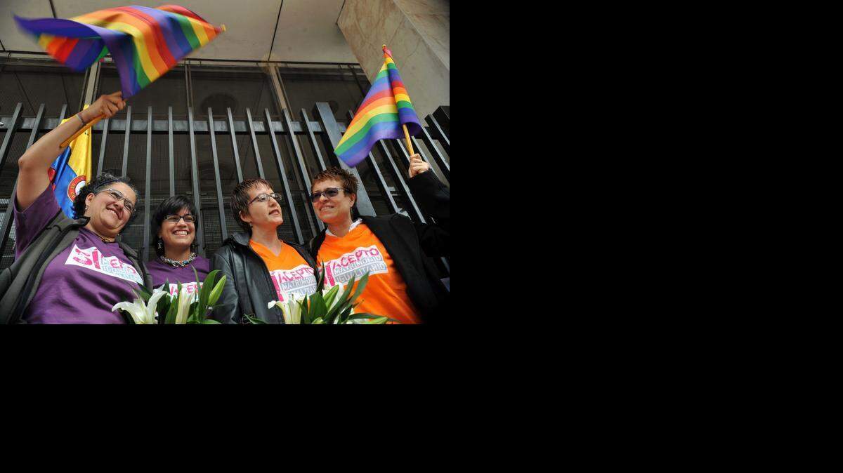 
Elizabeth Castillo (izq.) Claudia Zea (2 izq.), Sandra Marcela Rojas (2 der.), y Adriana González (der.) posan en las afueras de un tribunal en Bogotá, en el 2013, tras presentar documentos para aplicar el registro de su matrimonios.
