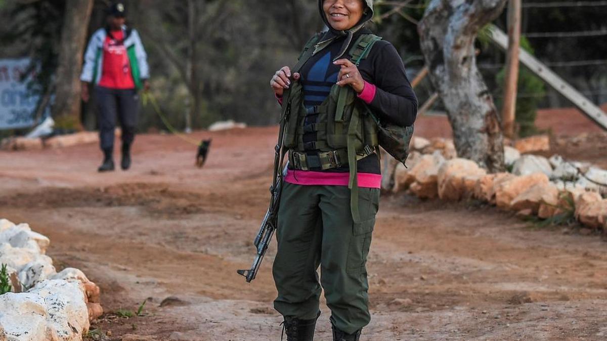 Un miembro de la guerrilla izquierdista de las FARC está de guardia en un campamento en una zona de desmovilización del municipio de San José de Oriente, departamento de Cesar, en el norte de Colombia, el 28 de febrero de 2017.