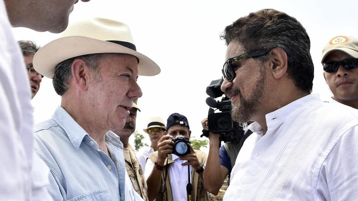Fotografía cedida por la presidencia de Colombia del presidente colombiano, Juan Manuel Santos (i) hablando con el integrante del secretariado de las FARC, Iván Márquez (d), el lunes 20 de febrero de 2017, durante una visita a la Zona Veredal Transitoria de Normalización (ZVTN) en la que están concentrados los guerrilleros de las Fuerzas Armadas Revolucionarias de Colombia (FARC) La Carmelita, en el departamento de Putumayo (Colombia).