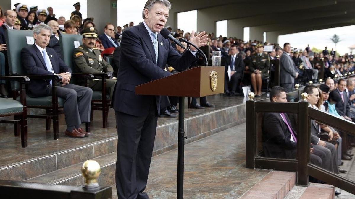 El presidente de Colombia, Juan Manuel Santos, pronuncia un discurso el sábado en Bogotá. Santos dijo divulgó el lunes algunas cifras del Ministerio de Defensa, que señalan una drástica reducción en las acciones armadas de la guerrilla.