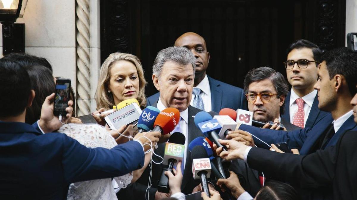 El presidente de Colombia, Juan Manuel Santos (c), habla con los medios de comunicación en Nueva York (Estados Unidos) el 18 de septiembre de 2017.