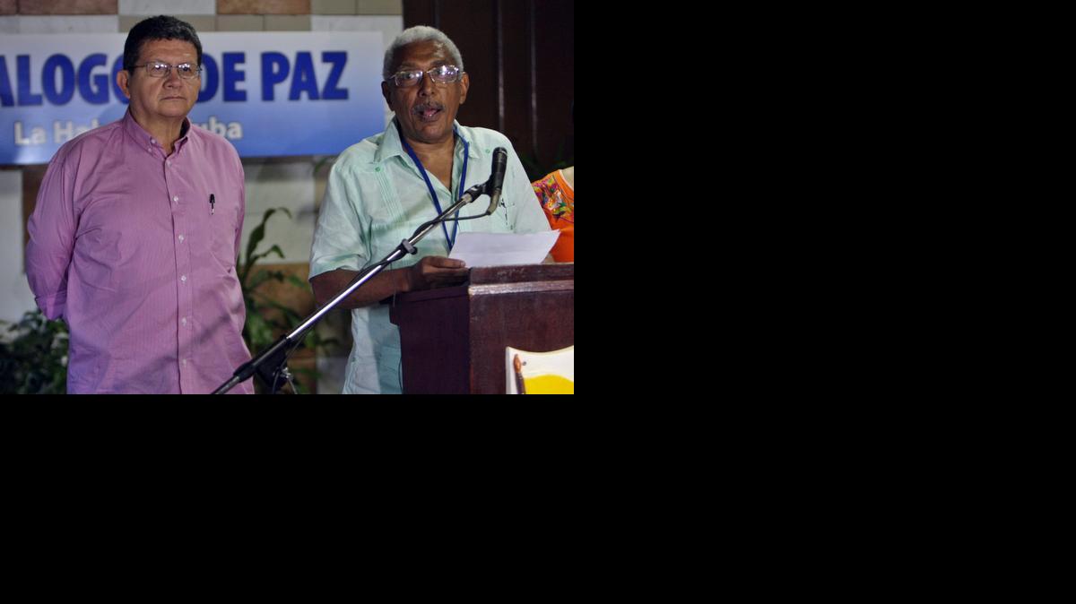 
Los miembros del equipo negociador de las FARC en los diálogos de paz con el gobierno colombiano, Joaquín Gómez (der.), y Pablo Catatumbo, hablan a los medios, previo al inicio de un nuevo ciclo de conversaciones en La Habana. 
