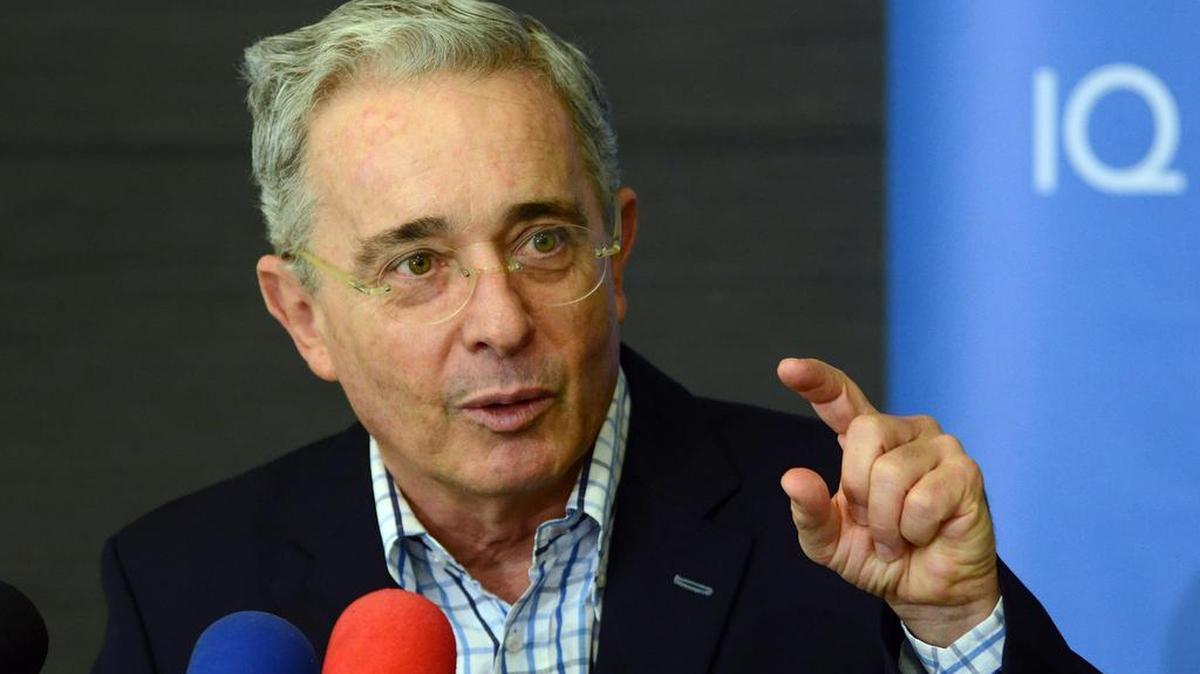 El expresidente y ahora senador de Colombia, Álvaro Uribe Vélez, habla con la prensa el martes 21 de febrero de 2017, después de ser sometido a una cirugía en Medellín (Colombia).