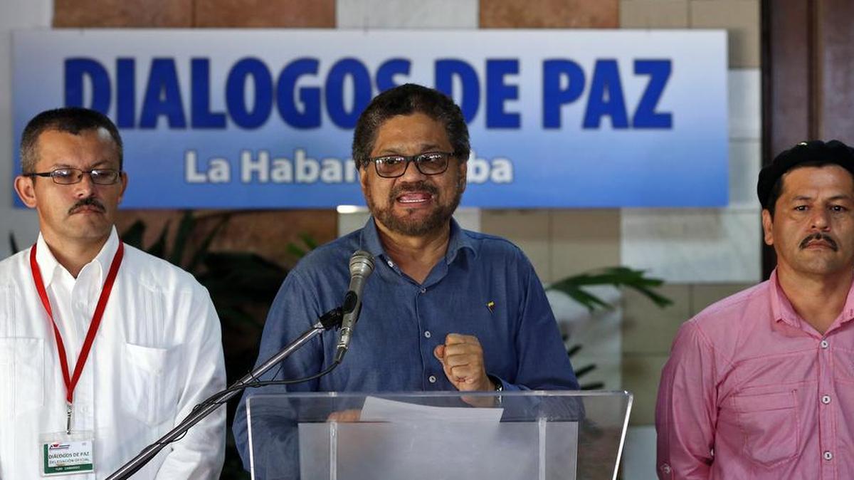 El comandante de las Fuerzas Armadas Revolucionarias de Colombia (FARC), Iván Márquez (c), lee un comunicado hoy, jueves 14 de abril, en La Habana (Cuba).