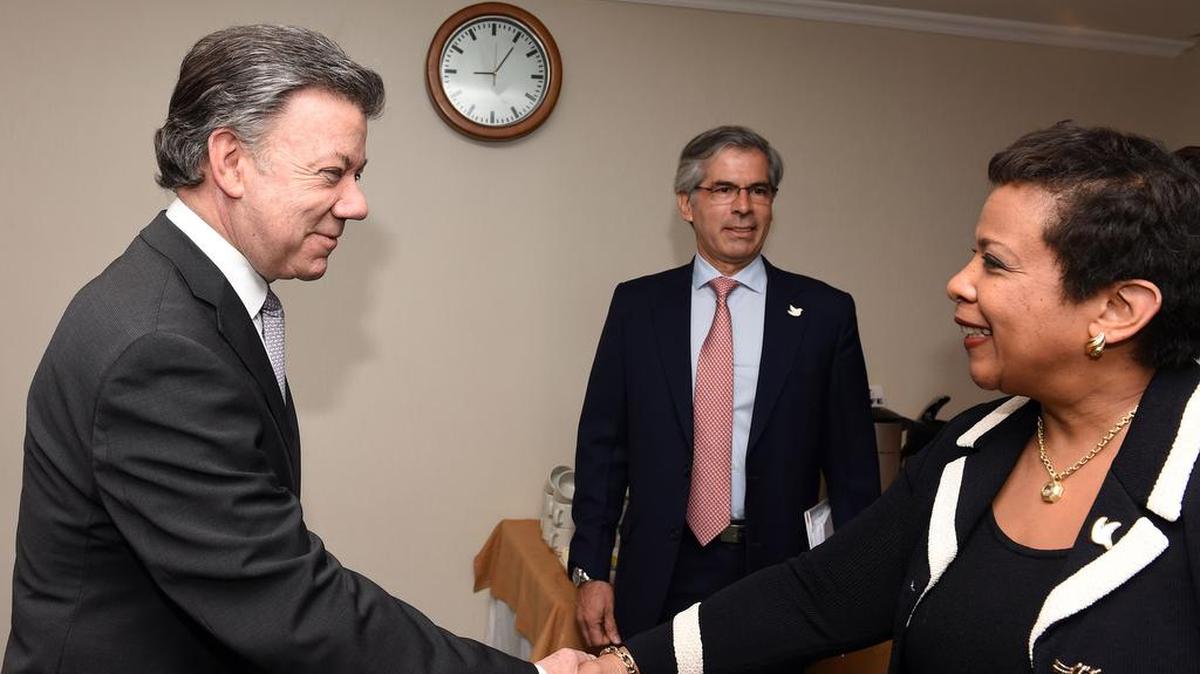 
La Fiscal General de Estados Unidos, Loretta Lynch, felicitó al Presidente Juan Manuel Santos por los avances de los diálogos de paz, durante la Décima Reunión de los Ministros de Justicia de las Américas.
