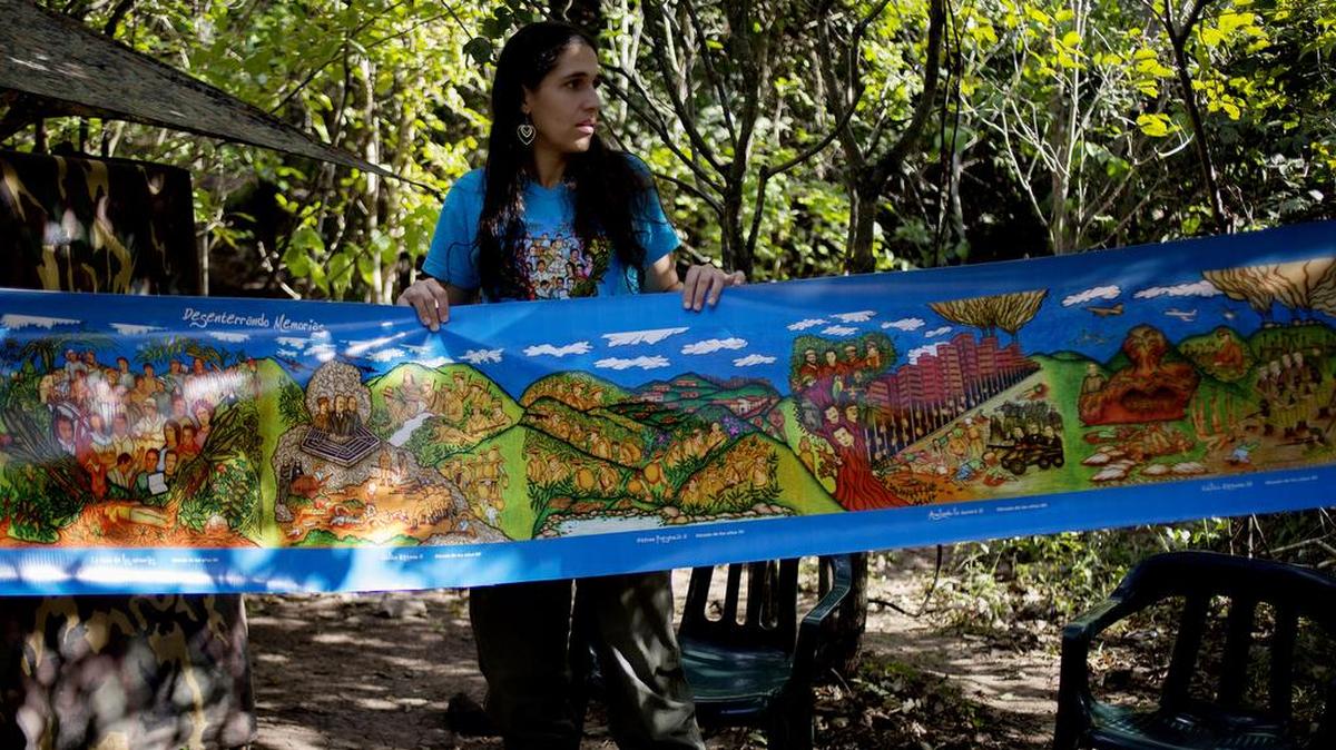 La artista Inty-Maleywa, una guerrillera de las FARC que utiliza el nombre de Malena Laverde, muestra una serie de pinturas sobre el conflicto en Colombia el pasado lunes, 3 de enero de 2017, en un campamento de Conejo, departamento de La Guajira (Colombia).