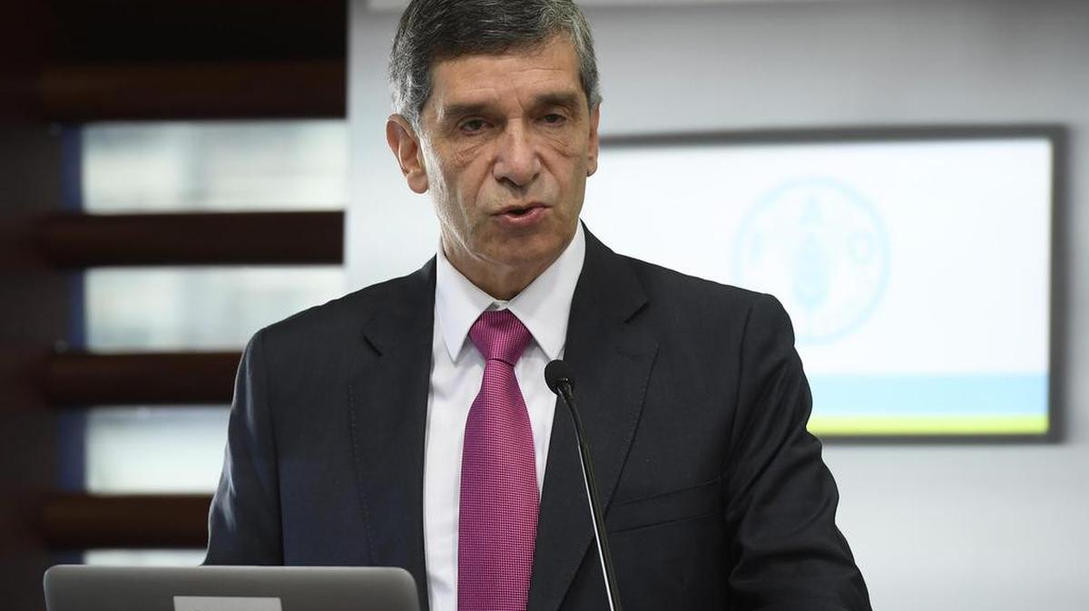 Fotografía facilitada por la Organización de la ONU para la Alimentación y la Agricultura (FAO), del alto consejero para el Posconflicto de Colombia, Rafael Pardo, durante su participación en la reunión bienal de la Conferencia de la FAO celebrada hoy en Roma.
