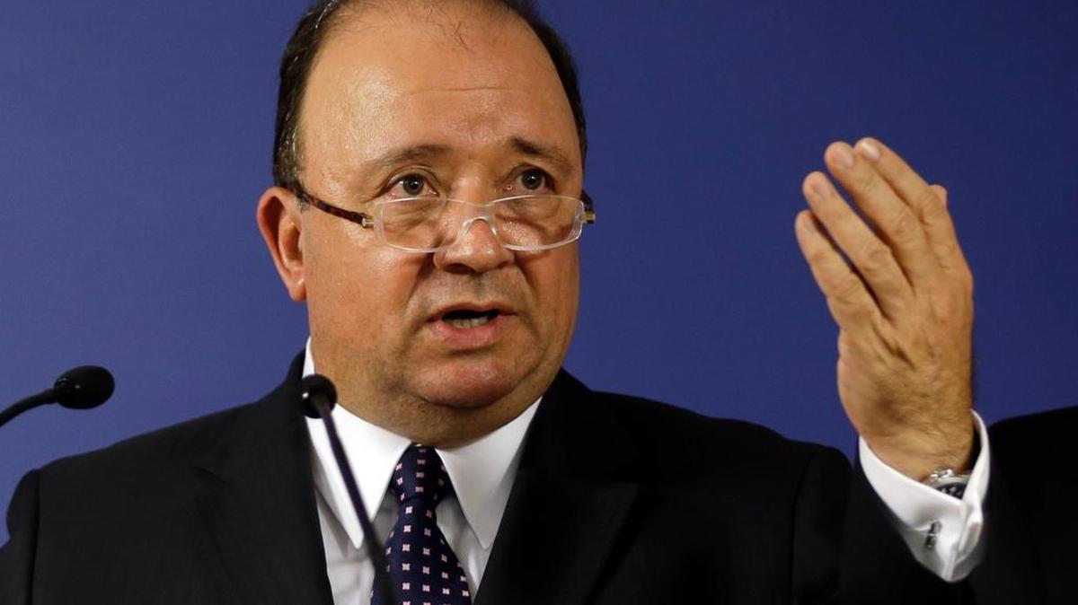 
El ministro de Defensa de Colombia, Luis Carlos Villegas, anunció el miércoles que los cadáveres de los 16 militares que murieron el martes al caer un helicóoptero, son trasladados a Bogotá donde 14 serán sometidos a pruebas dentales y de ADN, porque no ‘son fácilmente reconocibles’.
