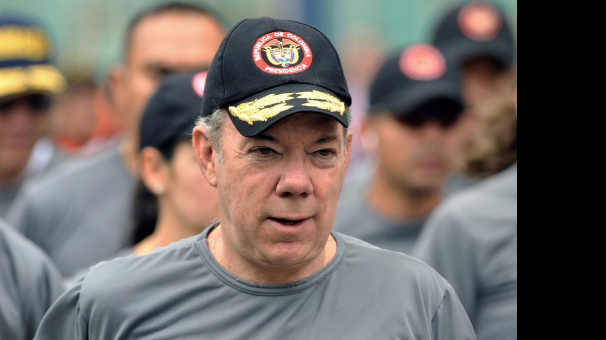 
El presidente de Colombia Juan Manuel Santos corre en la Carrera de los Héroes 10K en Bogotá, Colombia, el 19 de abril de 2015.
