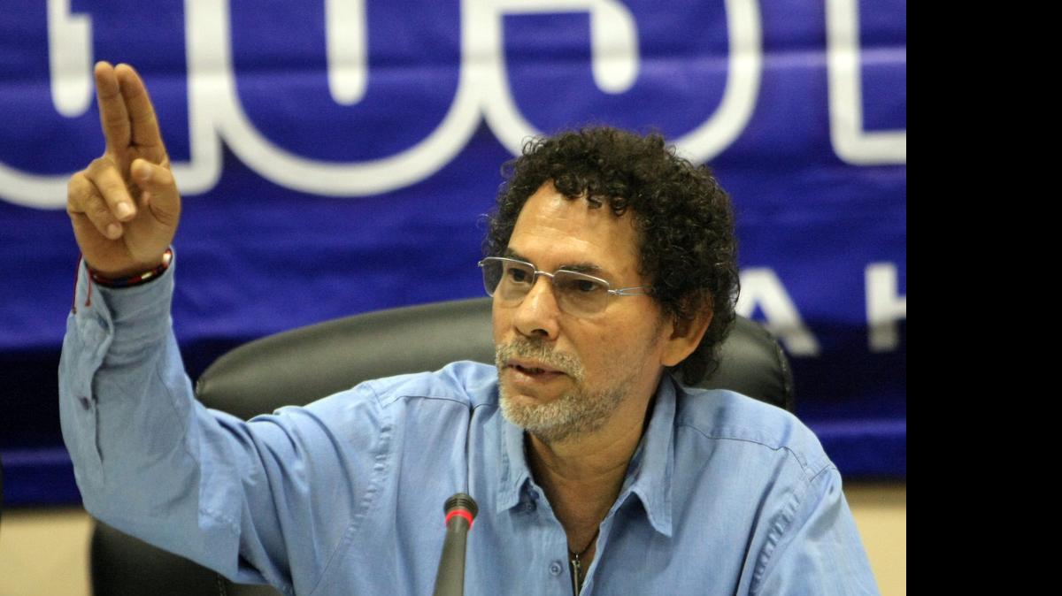 
El comandante de las FARC-EP, Pastor Alape, responde a preguntas de periodistas el viernes, en el marco las conversaciones entre esa guerrilla y representantes de gobierno colombiano para tratar de llegar a un acuerdo de paz. 
